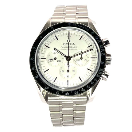 Omega Speedmaster Professional Moonwatch 310.60.42.50.02.001 aus 18 kt Weißgold mit silberfarbenem Zifferblatt und Leuchtindizes.