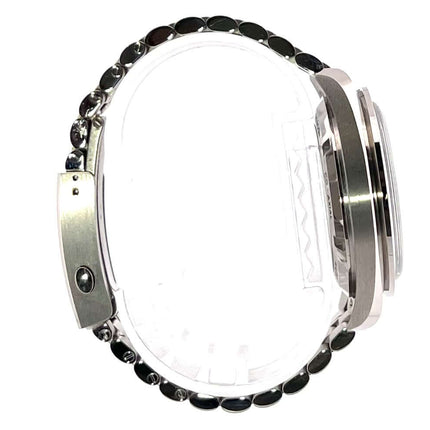 Seitenansicht der Omega Speedmaster Professional Moonwatch 310.60.42.50.02.001 aus 18 kt Weißgold mit poliertem Armband.