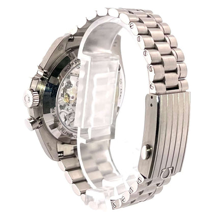 Rückansicht der Omega Speedmaster Professional Moonwatch aus poliertem und satiniertem 18 kt Weißgold mit sichtbarem Uhrwerk.