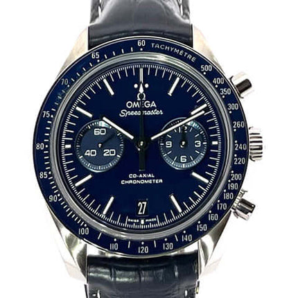 Omega Speedmaster Moonwatch Chronograph 311.93.44.51.03.001 mit blauem Lederarmband und dunkelblauem Zifferblatt.
