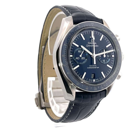 Omega Speedmaster Moonwatch Co-Axial Chronograph 311.93.44.51.03.001, Titan mit blauem Lederarmband und dunkelblauem Zifferblatt