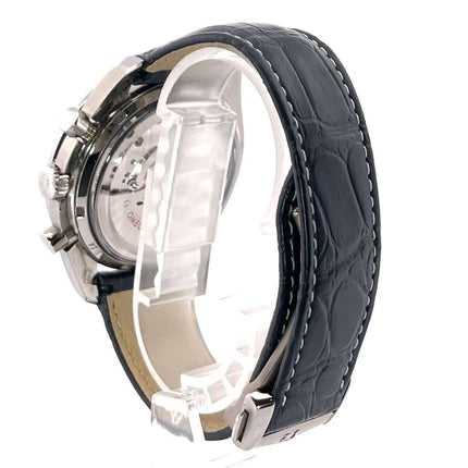 Rückseite der Omega Speedmaster Moonwatch 311.93.44.51.03.001 mit blauem Lederarmband und Titan-Gehäuse