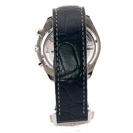 Omega Speedmaster Moonwatch 311.93.44.51.03.001 Rückansicht mit blauem Lederarmband und Titan-Gehäuse, Chronograph im Hintergrund sichtbar.
