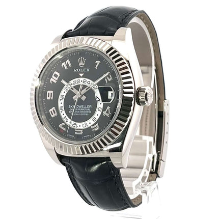 Rolex Sky-Dweller 326139 aus 18 kt Weißgold mit schwarzem Krokodillederarmband und Zifferblatt, polierte geriffelte Lünette, Ref. 2014 LC100