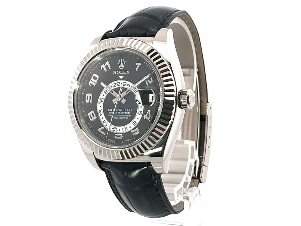 Rolex Sky-Dweller 326139 aus 18 kt Weißgold mit schwarzem Krokodillederarmband und Zifferblatt, polierte geriffelte Lünette, Ref. 2014 LC100