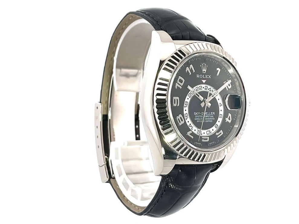 Rolex Sky-Dweller Weißgold Ref. 326139 Schwarz aus 2014 mit schwarzem Krokodillederband und schwarzem Zifferblatt mit arabischen Ziffern.