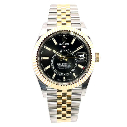 Rolex Sky-Dweller 326933 Edelstahl Gelbgold mit schwarzem Zifferblatt und Jubile-Band, luxuriöse Schweizer Uhr frontalansicht.
