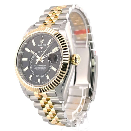 Rolex Sky-Dweller 326933 mit schwarzem Zifferblatt und Jubile-Armband aus Edelstahl und 18 kt Gelbgold.