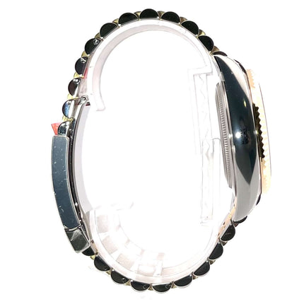 Rolex Sky-Dweller 326933, Edelstahl/Gelbgold, Jubile-Band in Schwarz, seitliche Ansicht des Gehäuses und Armbands.