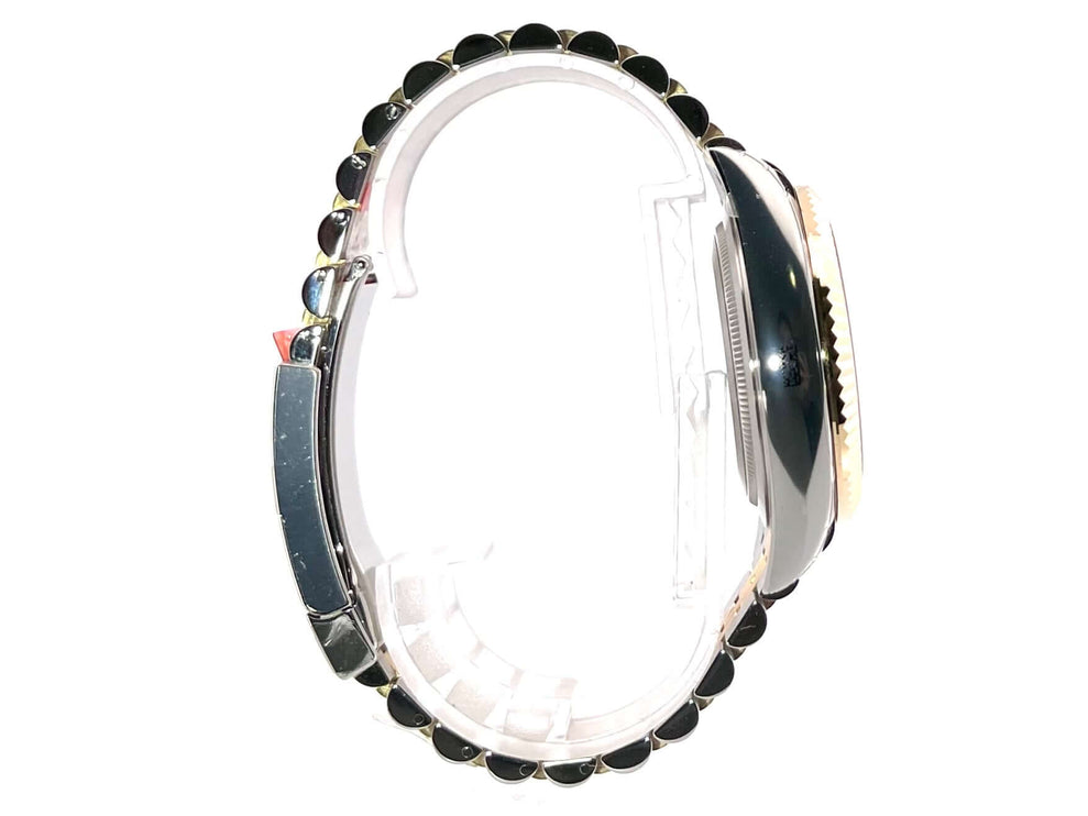 Rolex Sky-Dweller 326933, Edelstahl/Gelbgold, Jubile-Band in Schwarz, seitliche Ansicht des Gehäuses und Armbands.