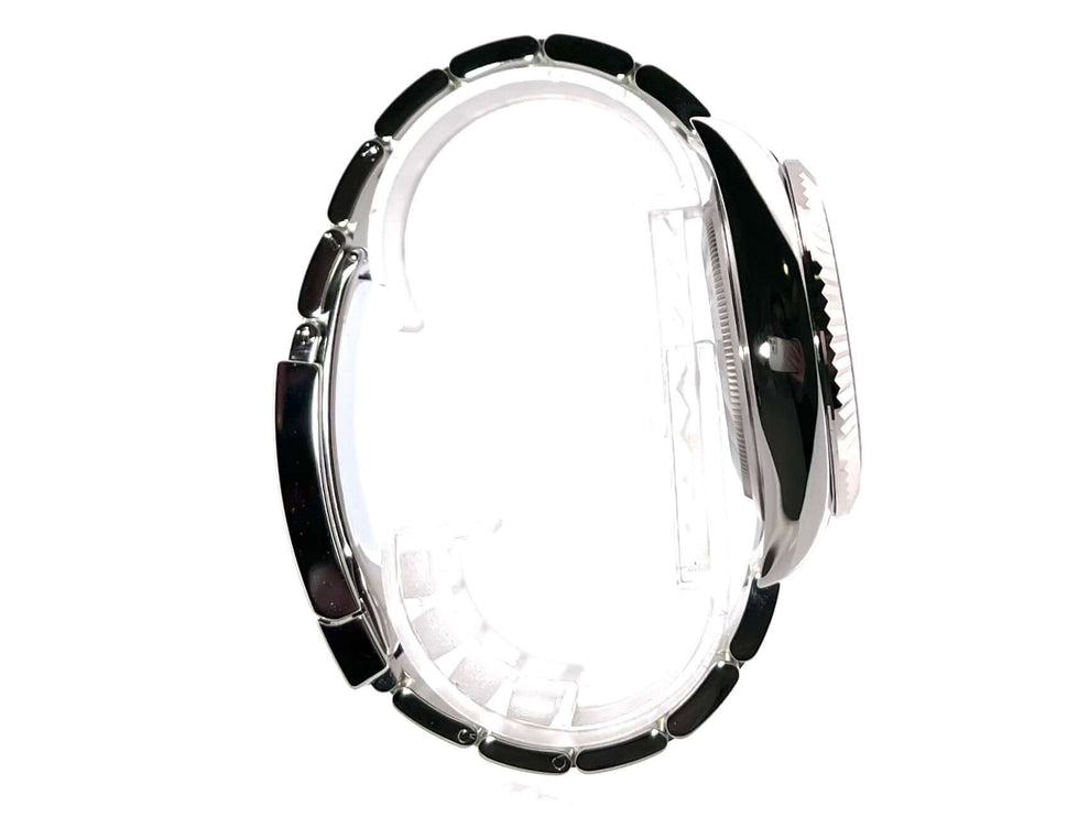 Seitliche Ansicht der Rolex Sky-Dweller Edelstahl Weißgold Ref. 326934 mit poliertem und satiniertem Edelstahlgehäuse und Ring-Command-Lünette.