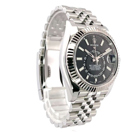 Rolex Sky-Dweller 326934, Edelstahl und 18 kt Weißgold, schwarzes Zifferblatt, Jubilé-Band, poliert und satiniert, Ref. 326934 aus 2021.