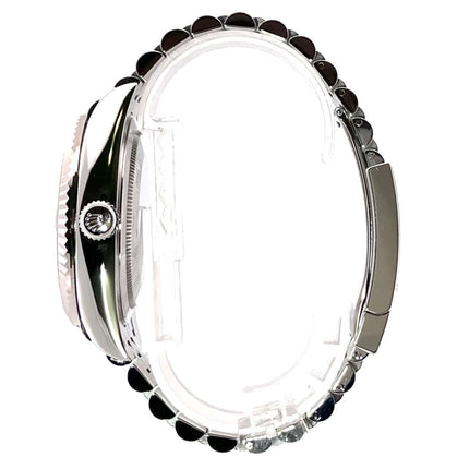 Seitenansicht der Rolex Sky-Dweller 326934 mit poliertem Edelstahlgehäuse und satiniertem Jubile-Armband aus 2021.