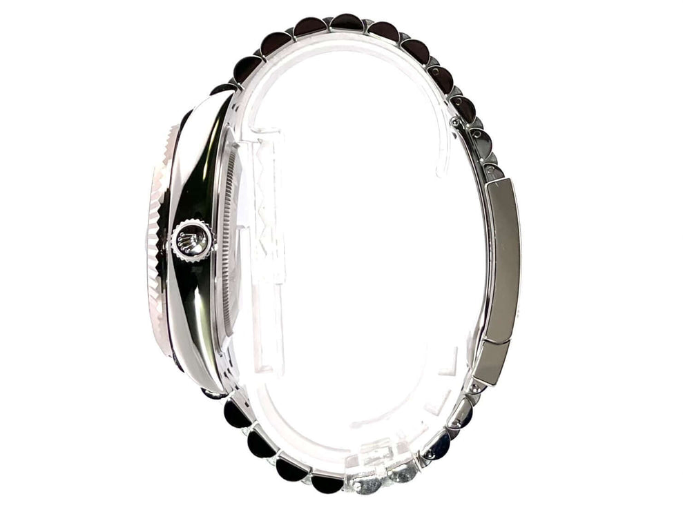 Seitenansicht der Rolex Sky-Dweller 326934 mit poliertem Edelstahlgehäuse und satiniertem Jubile-Armband aus 2021.