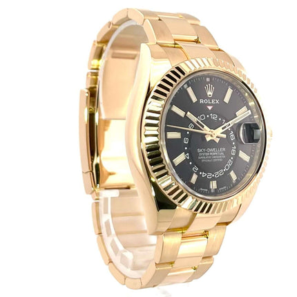 Rolex Sky-Dweller 326938 in 18 kt Gelbgold mit schwarzem Zifferblatt, Gehäuse 42 mm, Lünette geriffelt und Oysterband.