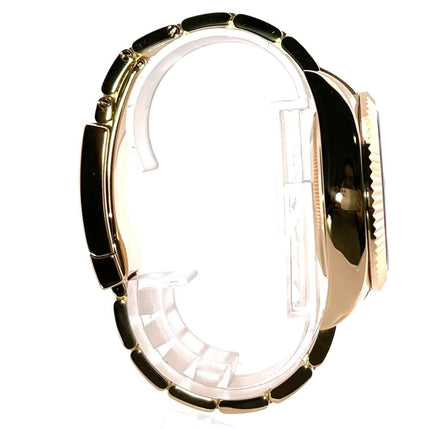 Seitenansicht der Rolex Sky-Dweller 326938 aus 18 kt Gelbgold mit geriffelter Lünette und schwarzem Zifferblatt, gezeigt mit Oysterband.