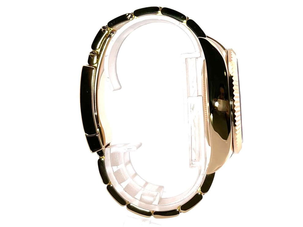 Seitenansicht der Rolex Sky-Dweller 326938 aus 18 kt Gelbgold mit geriffelter Lünette und schwarzem Zifferblatt, gezeigt mit Oysterband.