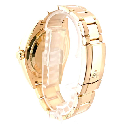 Rückansicht der Rolex Sky-Dweller 326938 aus 18 kt Gelbgold mit poliertem und satiniertem Oysterband und Oysterclasp-Faltschließe.