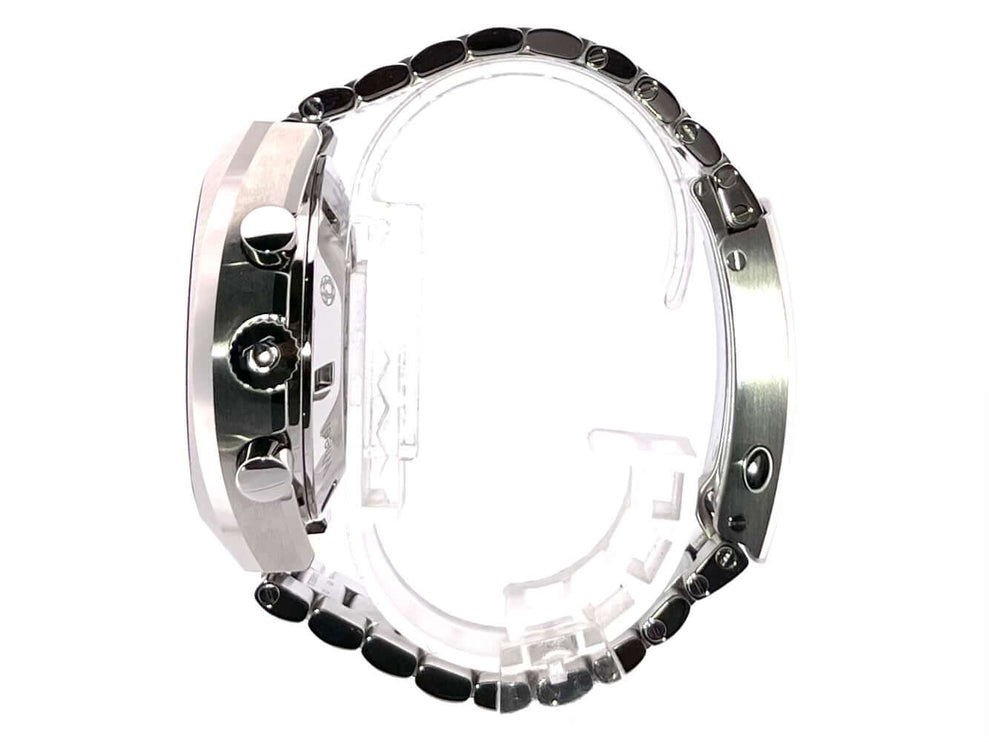 Seitenansicht der Omega Speedmaster Mark II Ref. 327.10.43.50.06.001 mit poliertem und satiniertem Edelstahlgehäuse und Edelstahlarmband.