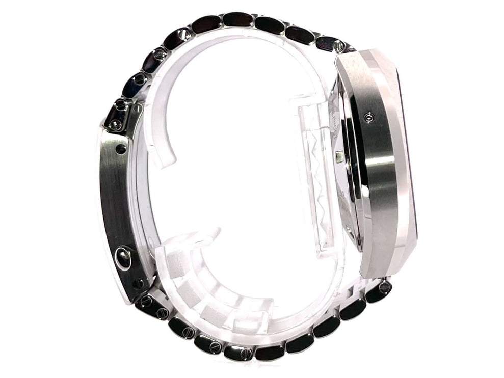 Omega Speedmaster Mark II Ref. 327.10.43.50.06.001 Seitenansicht des Edelstahlgehäuses und Armbands der Automatikuhr.