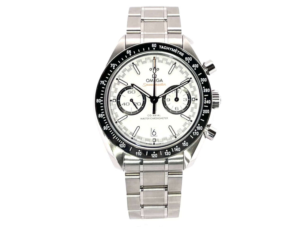 Omega Speedmaster Racing Chronograph Master Chronometer 329.30.44.51.04.001 aus Edelstahl mit weißem Zifferblatt und Tachymeterskala.