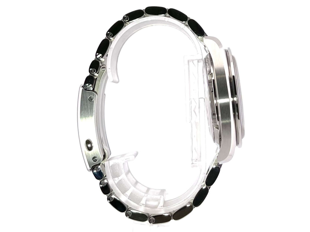 Seitenansicht der Omega Speedmaster Racing Chronograph Master Chronometer 329.30.44.51.04.001 mit poliertem und satiniertem Edelstahlband