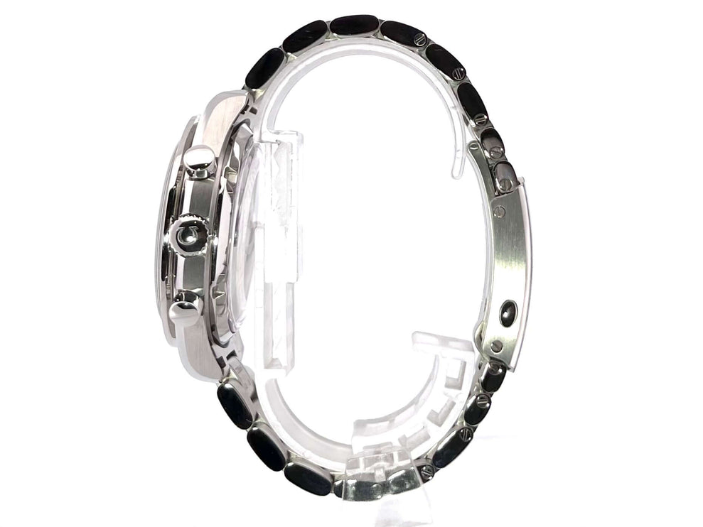 Seitenansicht des Omega Speedmaster Racing Chronograph Master Chronometer 329.30.44.51.04.001 mit poliertem und satiniertem Edelstahlgehäuse.