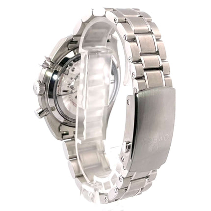 Rückseite der Omega Speedmaster Racing Chronograph Master Chronometer 329.30.44.51.04.001 mit Edelstahlarmband.