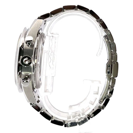 Seitenansicht der Omega Speedmaster 57 Chronograph 331.10.42.51.01.001 mit Edelstahlgehäuse und -armband.