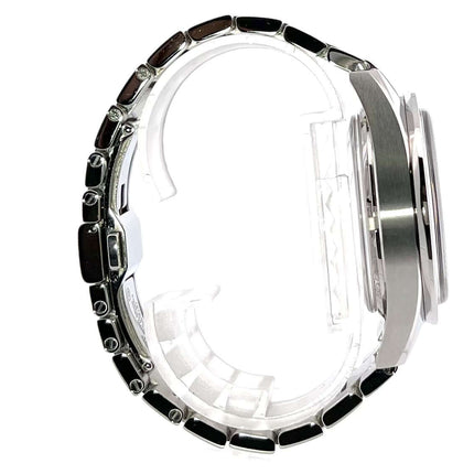 Seitenansicht der Omega Speedmaster '57 Chronograph Co-Axial Ref. 331.10.42.51.01.001 aus Edelstahl mit Edelstahlarmband