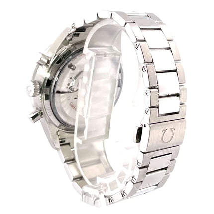 Rückansicht der Omega Speedmaster 57 Chronograph 331.10.42.51.01.001 mit Edelstahlgehäuse und Armband, Tachymeter-Lünette.