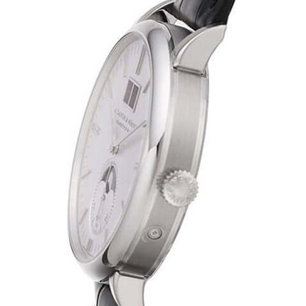 A. Lange & Söhne Saxonia Mondphase Weißgold Ref. 384.026, Seitenansicht, Silber-Zifferblatt, schwarzes Alligatorlederband