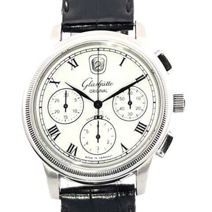 Glashütte Original Senator Chronograph Uhr mit schwarzem Alligatorlederarmband, silbernem Zifferblatt und Edelstahlgehäuse.