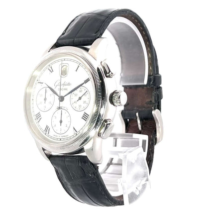 Glashütte Original Senator Chronograph 39-32-05-03-04 mit poliertem Edelstahlgehäuse, schwarzem Alligatorlederarmband und silberfarbenem Zifferblatt.