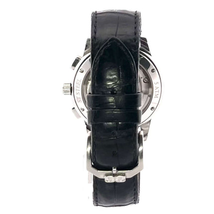 Rückansicht der Glashütte Original Senator Chronograph 39-32-05-03-04 mit schwarzem Alligatorleder-Armband und poliertem Edelstahldeckel.