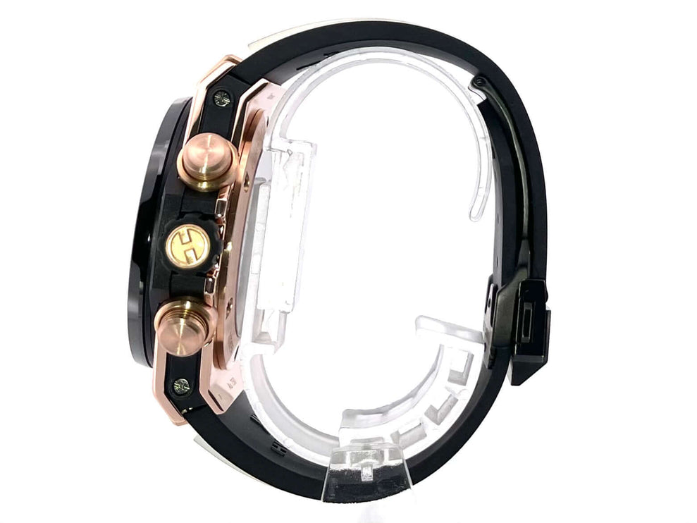 Seitliche Ansicht der Hublot Big Bang Unico King Gold 411.OM.1180.RX mit Gehäuse aus Rotgold und schwarzem Kautschukarmband.