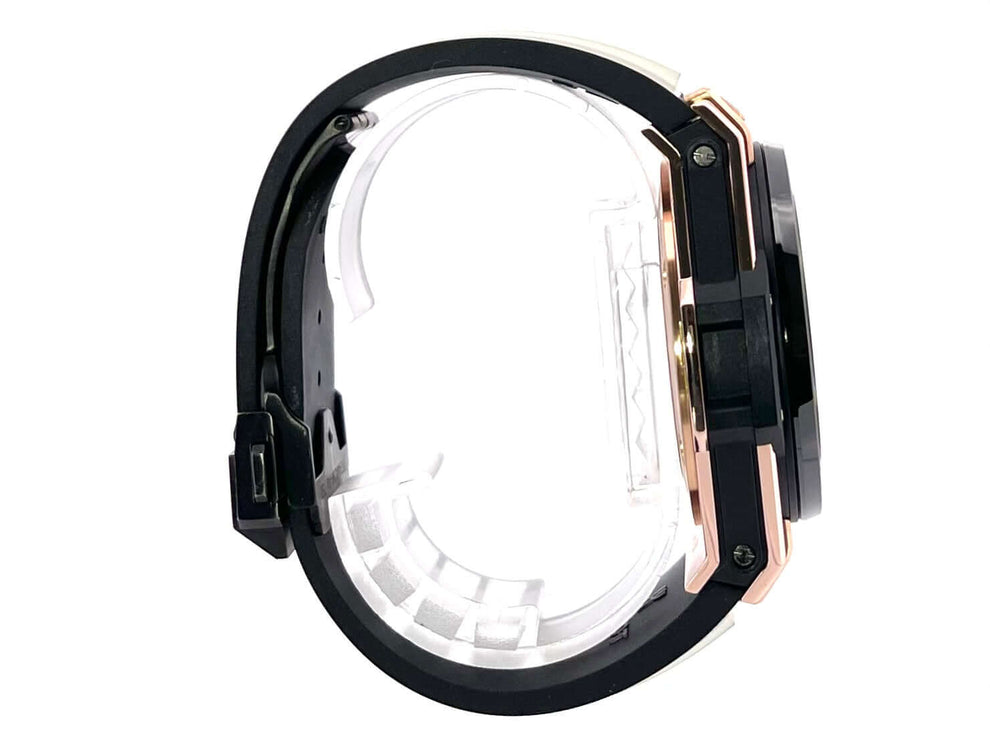 Seitliche Ansicht einer Hublot Big Bang Unico King Gold 411.OM.1180.RX mit 18 kt Rotgoldgehäuse und schwarzem Kautschukarmband