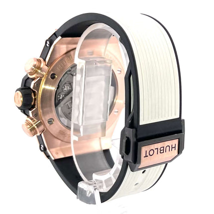 Rückansicht der Hublot Big Bang Unico King Gold Ceramic 411.OM.1180.RX Uhr mit Gummiband und transparentem Gehäuseboden.