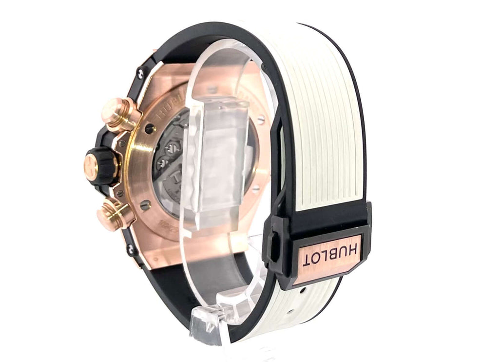 Rückansicht der Hublot Big Bang Unico King Gold Ceramic 411.OM.1180.RX Uhr mit Gummiband und transparentem Gehäuseboden.