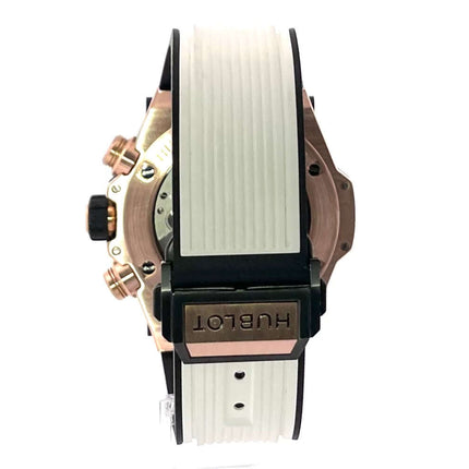 Rückansicht der Hublot Big Bang Unico King Gold 411.OM.1180.RX mit weiß-schwarzem Kautschukarmband und Faltschließe aus Titan.