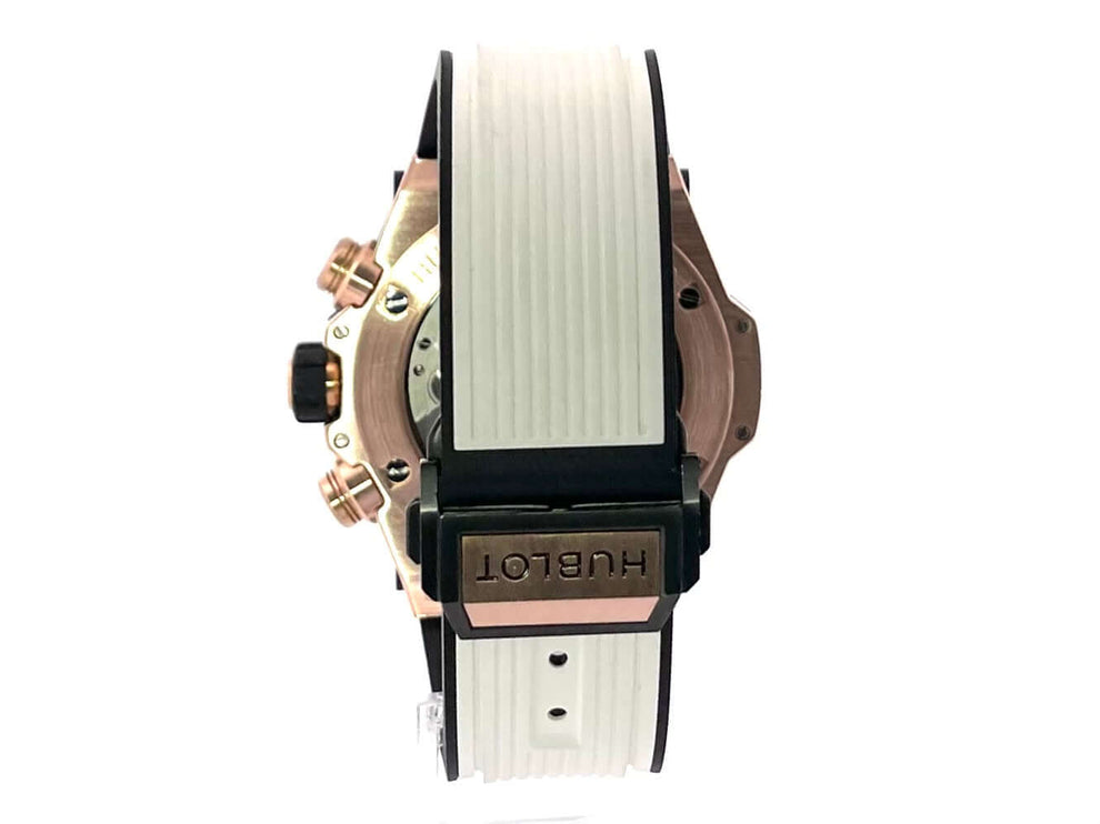 Rückansicht der Hublot Big Bang Unico King Gold 411.OM.1180.RX mit weiß-schwarzem Kautschukarmband und Faltschließe aus Titan.