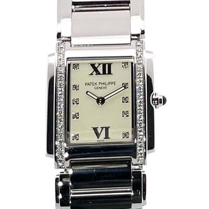 Patek Philippe Twenty-4 Edelstahl Ref. 4910/10A-011 mit weißem Zifferblatt und Diamantindizes, Edelstahlband und römischen Ziffern.