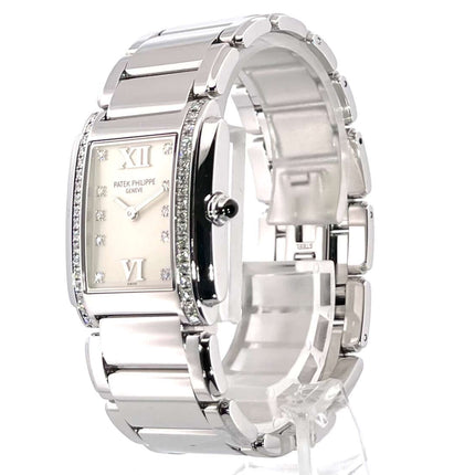 Patek Philippe Twenty-4 Edelstahl Ref. 4910/10A-011 Damenarmbanduhr mit Diamanten, römischen Ziffern, Quarzwerk und Edelstahlarmband.