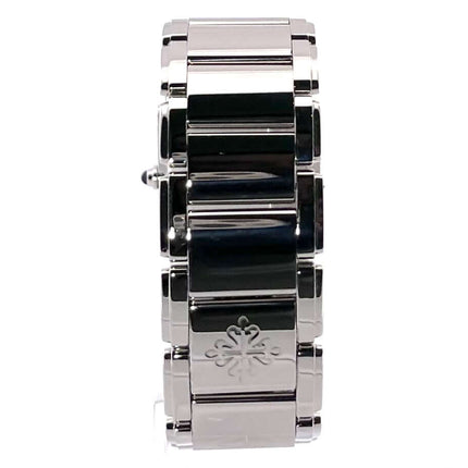 Ansicht des Patek Philippe Twenty-4 Edelstahlarmbands Ref. 4910/10A-011 mit Doppelfaltschließe und Gravur.