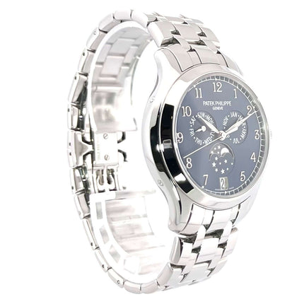 Patek Philippe Complications Annual Calendar Mondphase 4947/1A-001 mit blauem Zifferblatt und poliertem Edelstahlgehäuse.
