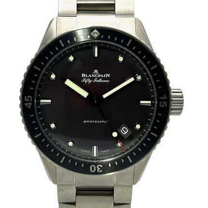 Blancpain Fifty Fathoms Bathyscaphe 5000-1210-98S Titan Uhr mit grauem Zifferblatt und Leuchtpunkten