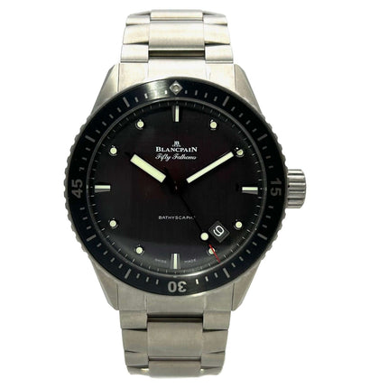 Blancpain Fifty Fathoms Bathyscaphe Ref. 5000-1210-98S, Titan-Gehäuse mit schwarzer Keramiklünette, graues Zifferblatt, Titanband.