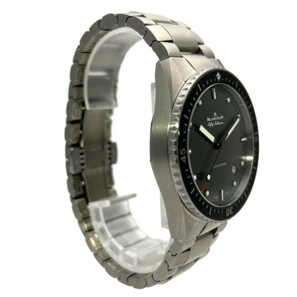 Blancpain Fifty Fathoms Bathyscaphe 5000-1210-98S Titanarmband, 43 mm Gehäuse, schwarze Keramiklünette, graues Zifferblatt, Automatik-Uhr.
