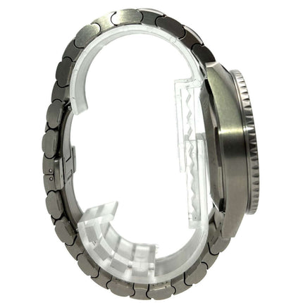 Nahaufnahme des Blancpain Fifty Fathoms Bathyscaphe 5000-1210-98S Titangehäuses von der Seite mit Titanband.