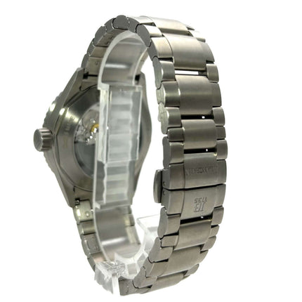 Rückansicht des Blancpain Fifty Fathoms Bathyscaphe 5000-1210-98S mit Titanschließe und Armband, Titan Gehäuse und Saphirglas.